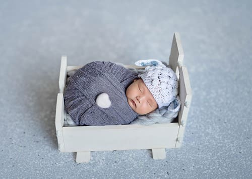 Мальчик с машинкой игрушка